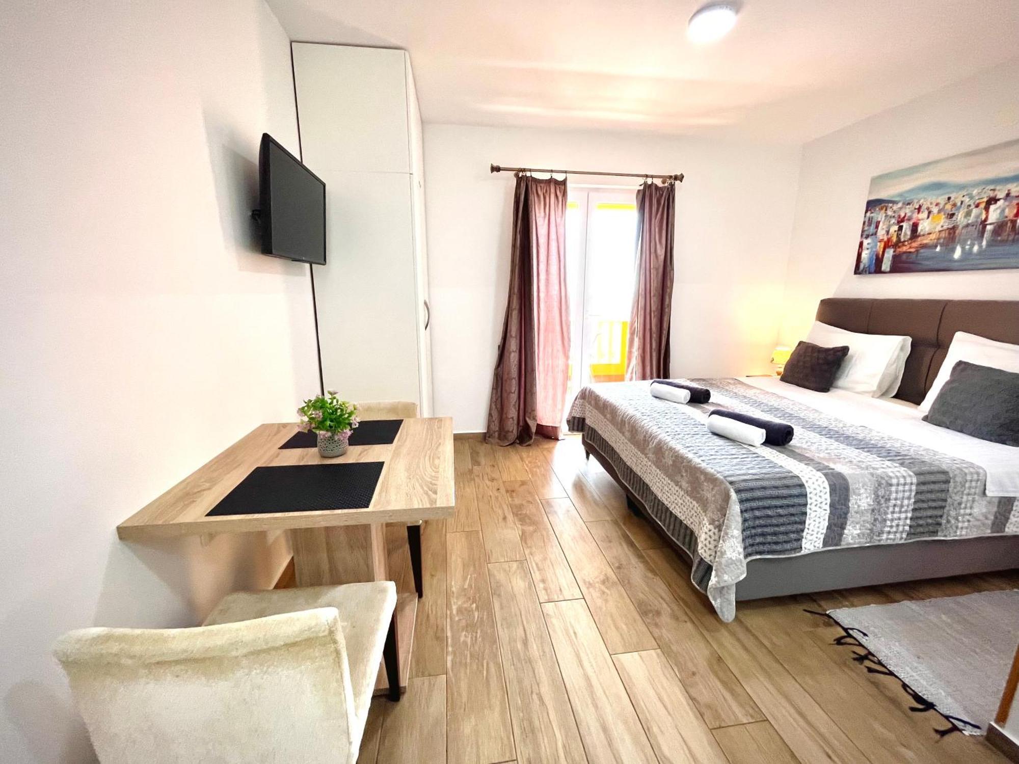 Sunset Apartment *