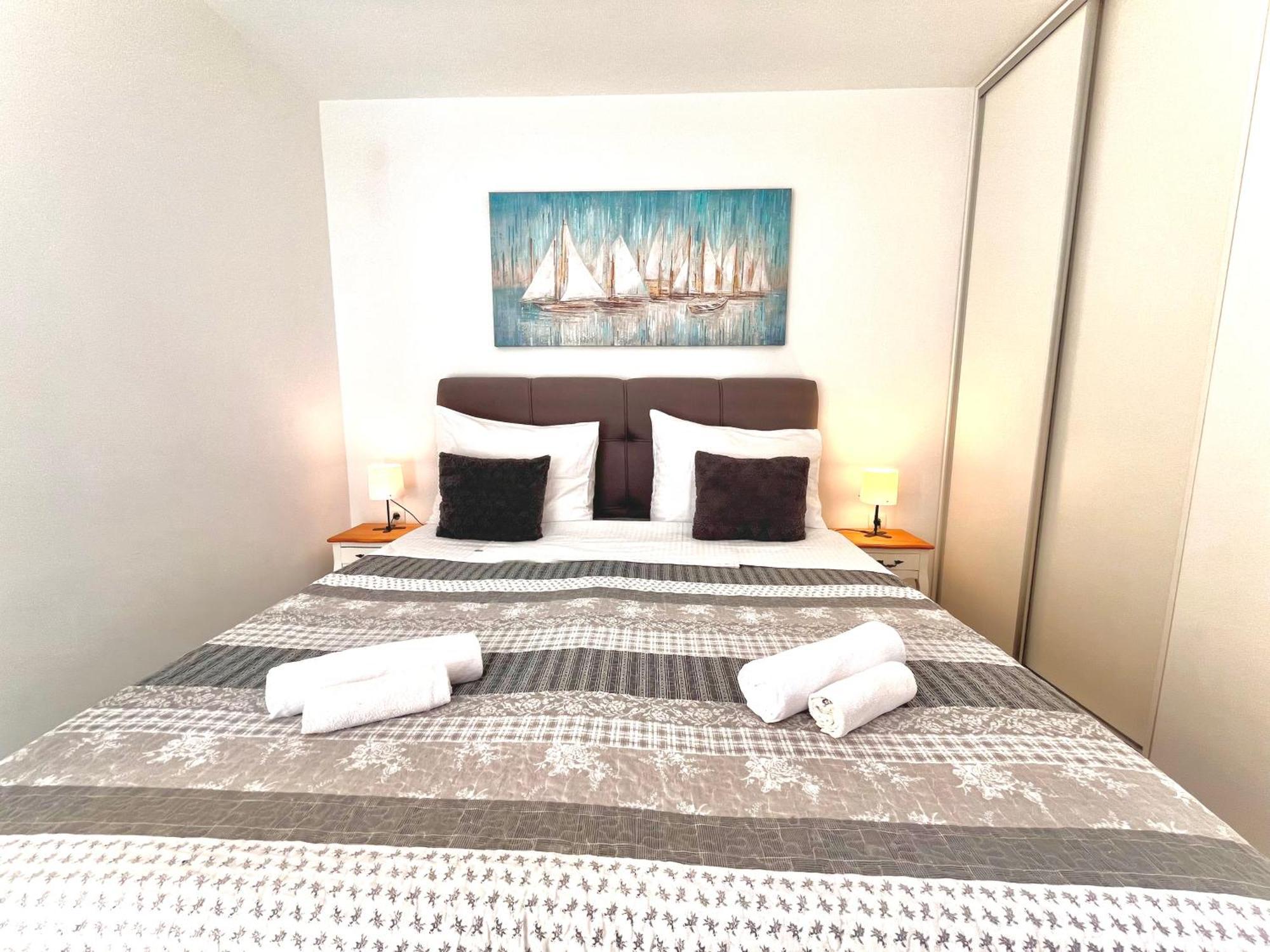Sunset Apartment *