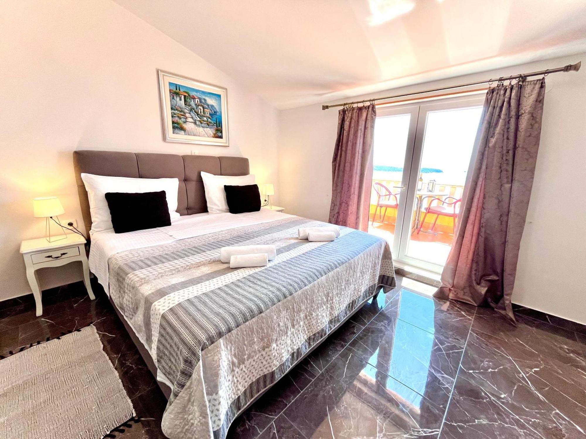 Sunset Apartment *