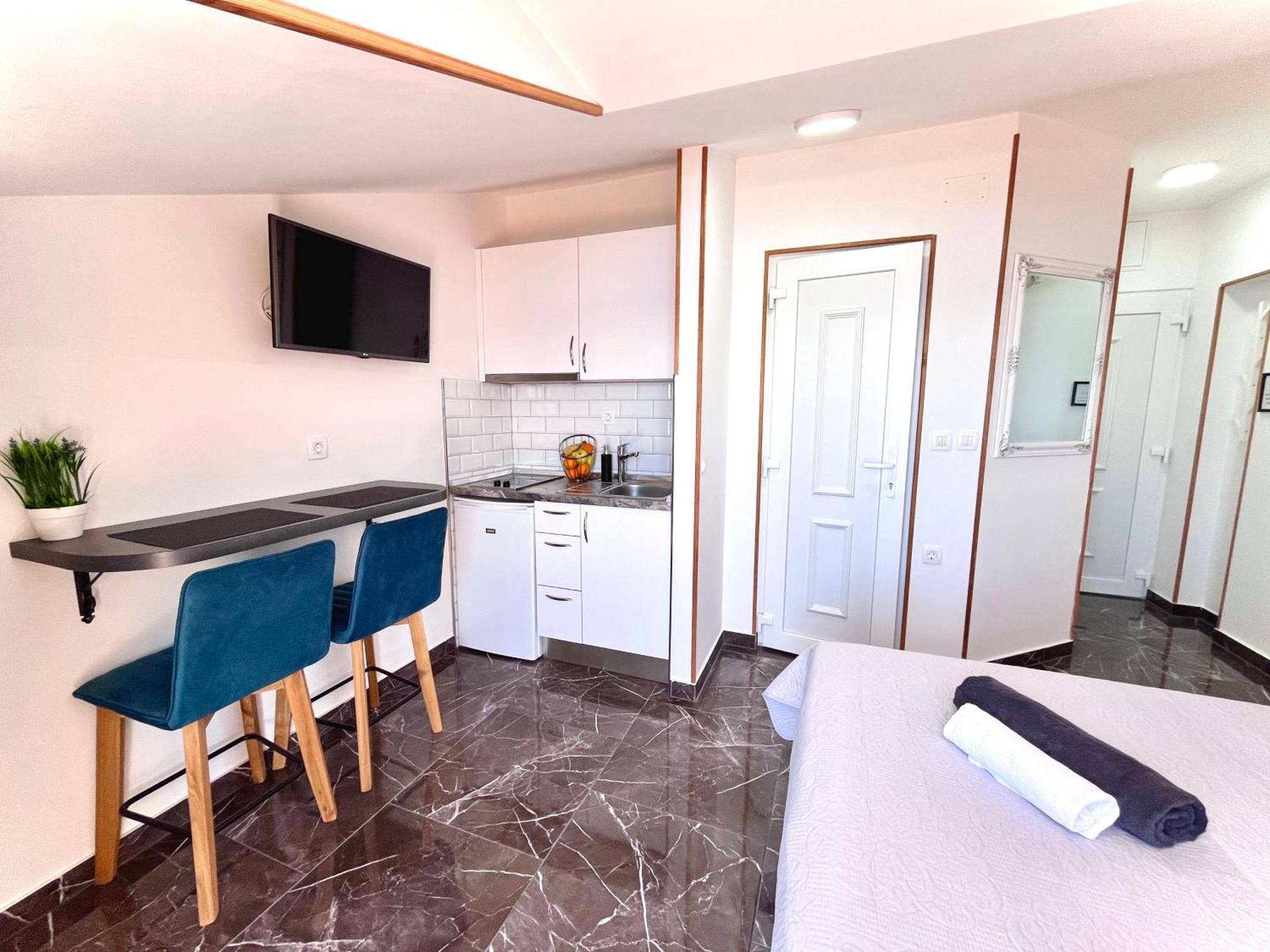 Sunset Apartment *